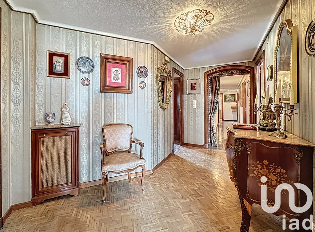 Esik - Spacious 5-Bedroom Flat with Terrace in Zaragoza