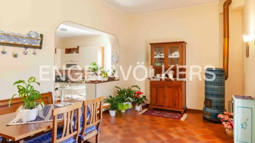 Sala da pranzo - Villa with Garden and Terrace in Castagnito