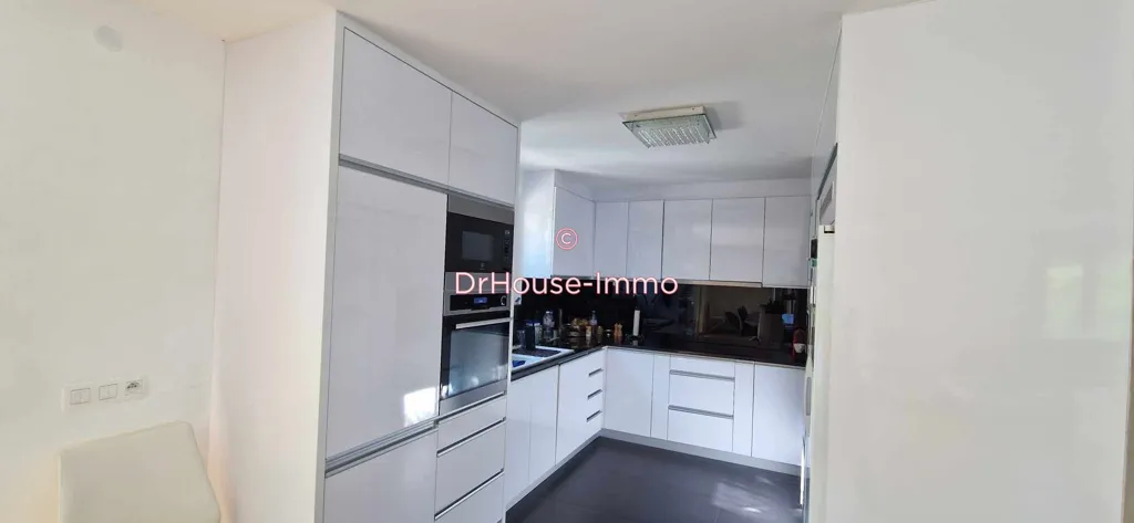 Cuisine - Villa avec Piscine et Jardin à Veigy-Foncenex