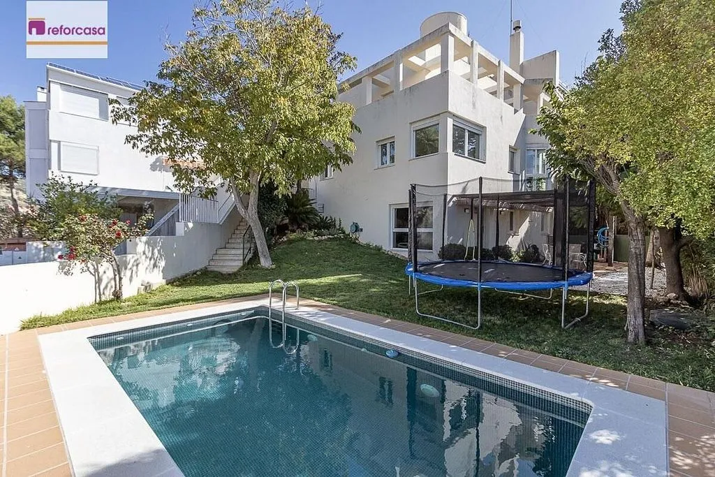 Piscina - Detached House with Private Pool in Granada