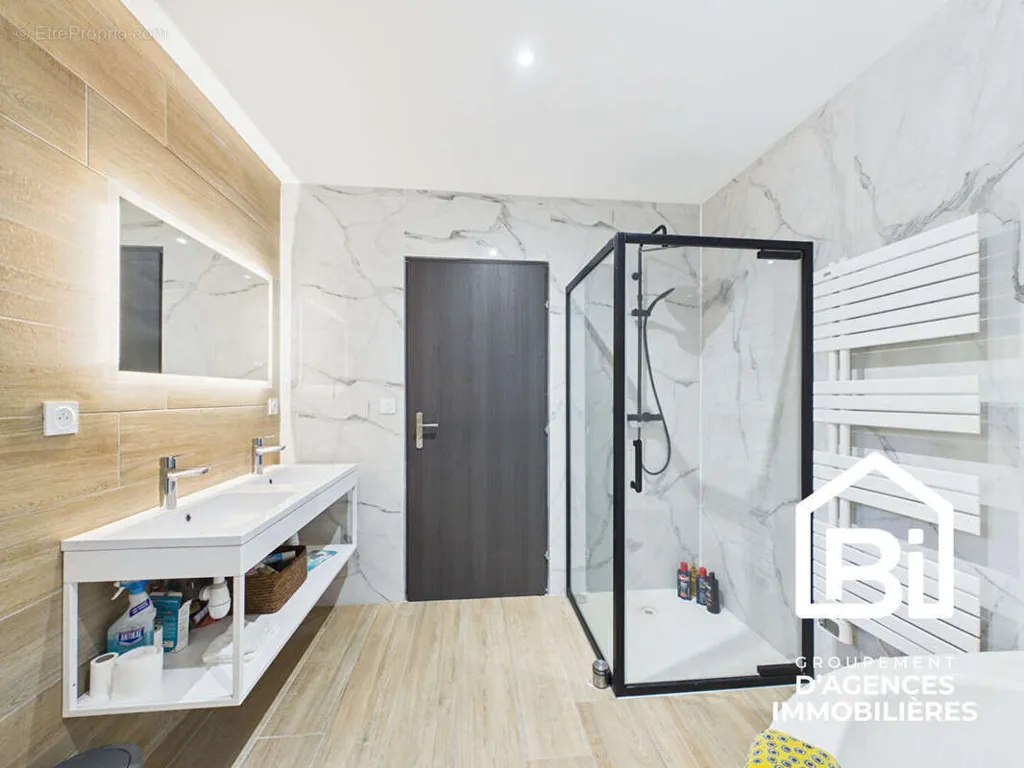 Salles de bain - Maison de Plain-Pied avec Jardin à Évrecy