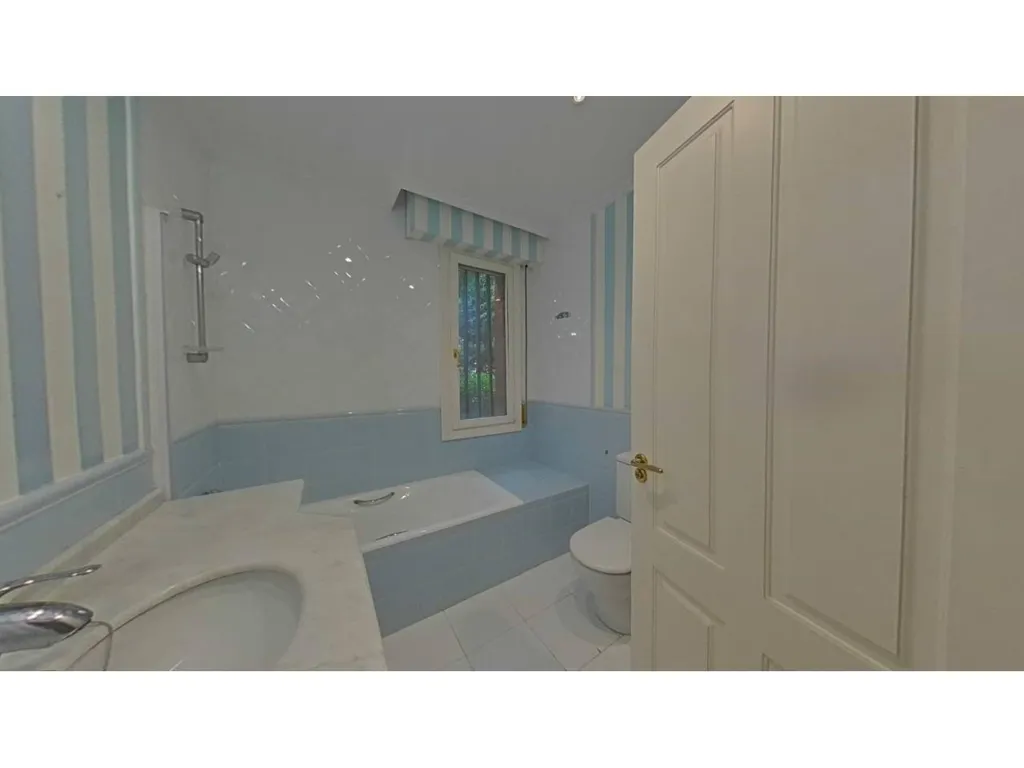 Salles de bain - Five-Bedroom House with Indoor Pool in Mungia