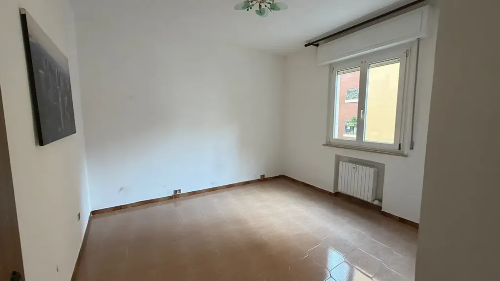 Rooms - Three-Bedroom Apartment with Balcony in Parma