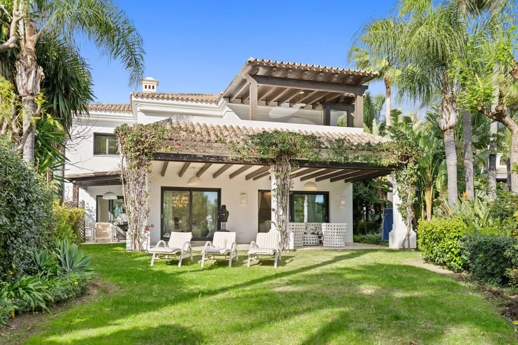 Jardin - Luxury Villa with Communal Pools in Marbella
