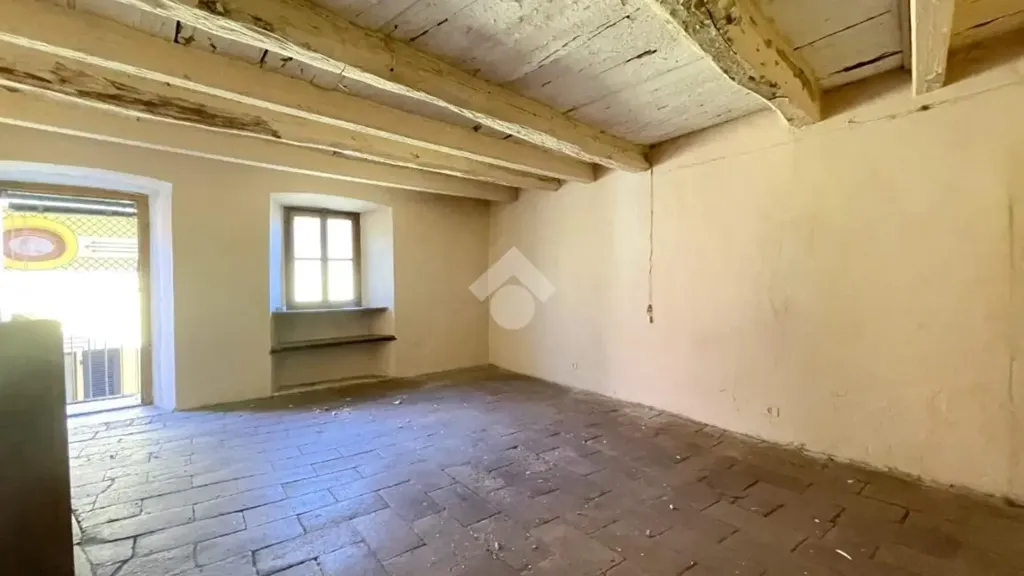 Pièces - Terraced Rustic House in Bisuschio