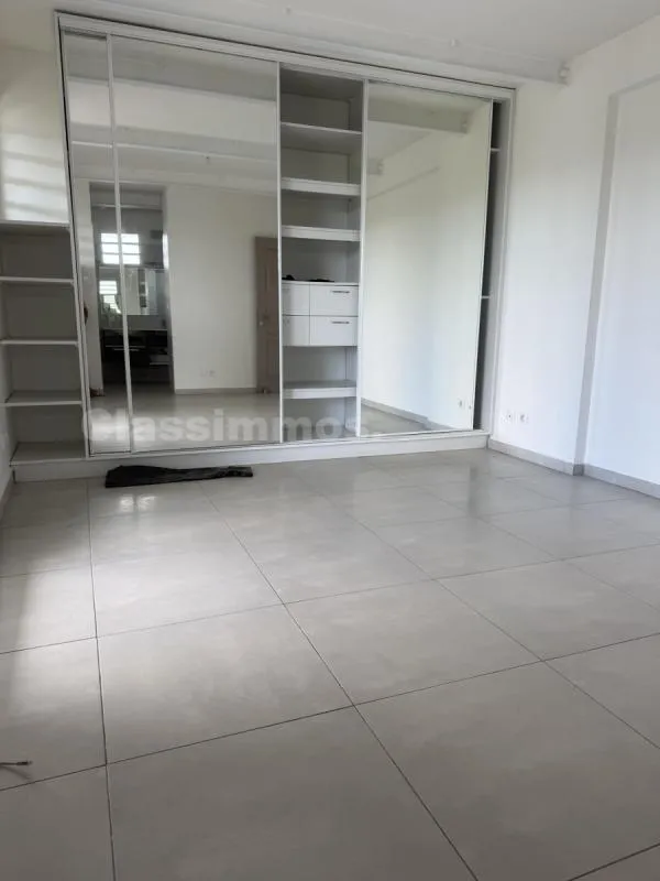 Toad - Spacious F4 Flat with Terrace in Lamentin