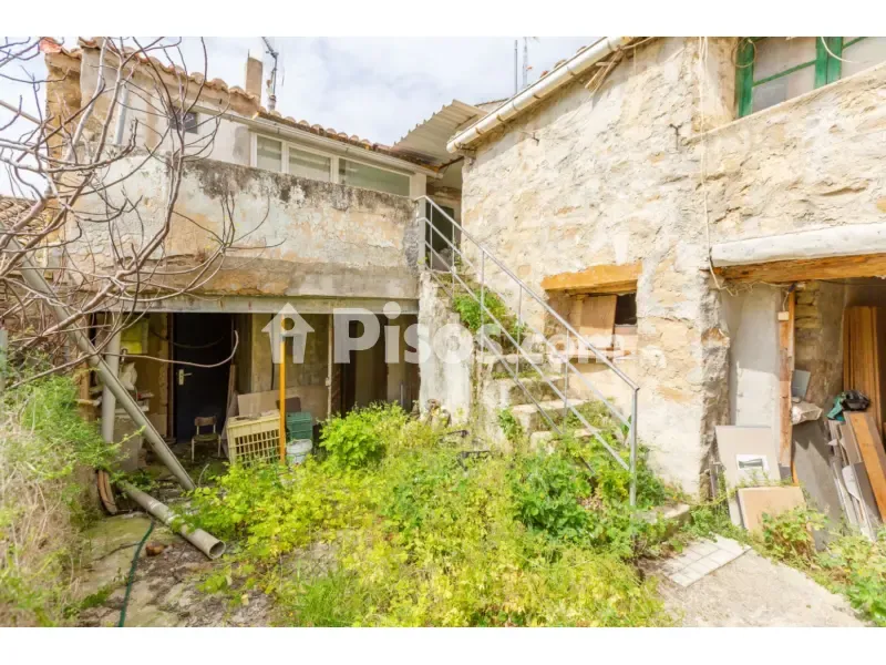 Garden - Mixed-Use Property with Dual Access in Tafalla