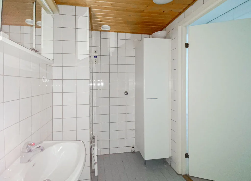 Bathrooms - Apartment with Balcony in Tikkurila, Vantaa