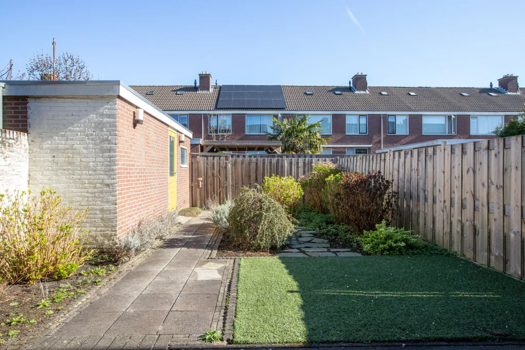 Aed - End-Terrace House with Garden in Gouda