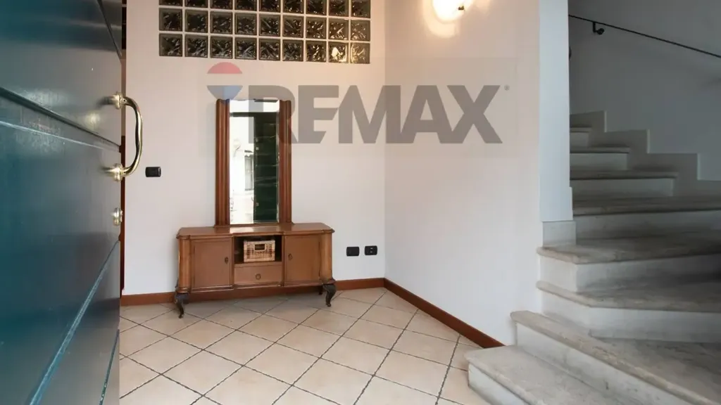 Entrée - Historic Apartment with Multiple Levels in Brescia