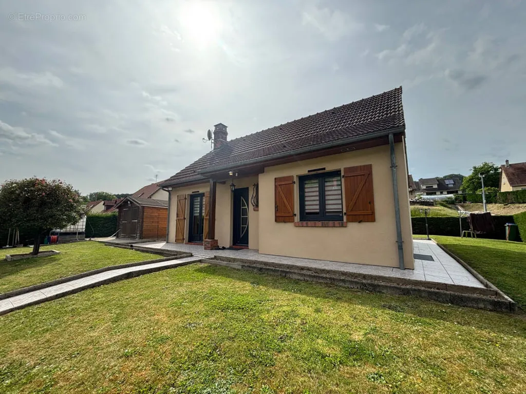 Extérieur - Pavillon avec Jardin et Balcon dans un Quartier Calme