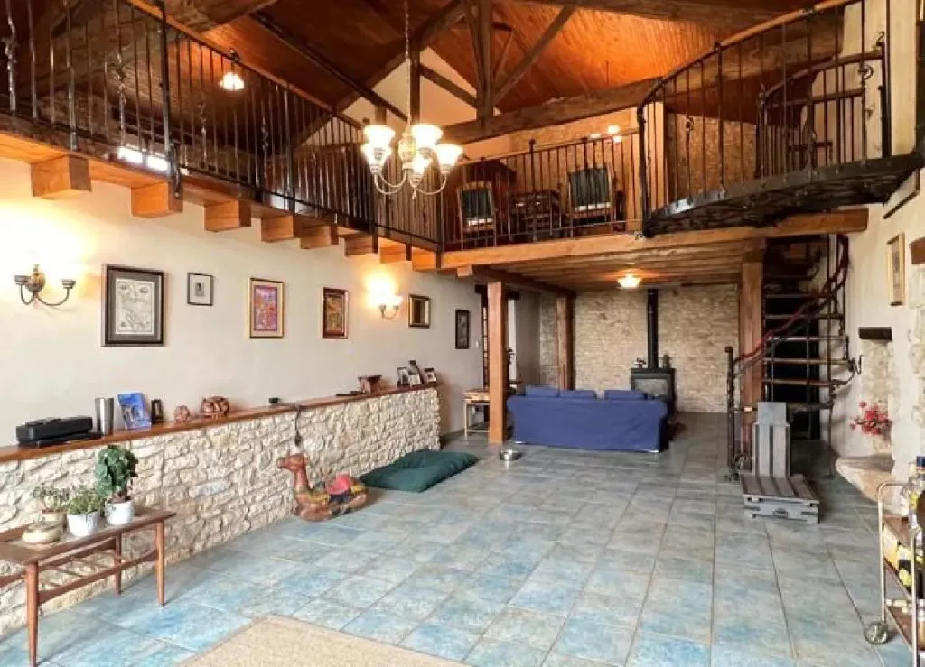 Elutuba - Spacious House with Large Garden in Cellefrouin