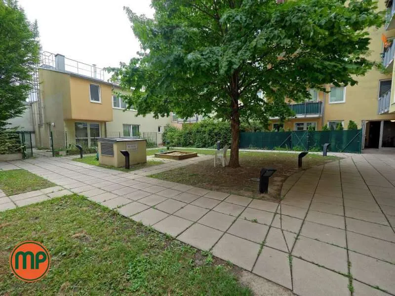Garden - Dachgeschoß Maisonette with Garden View in 17th District