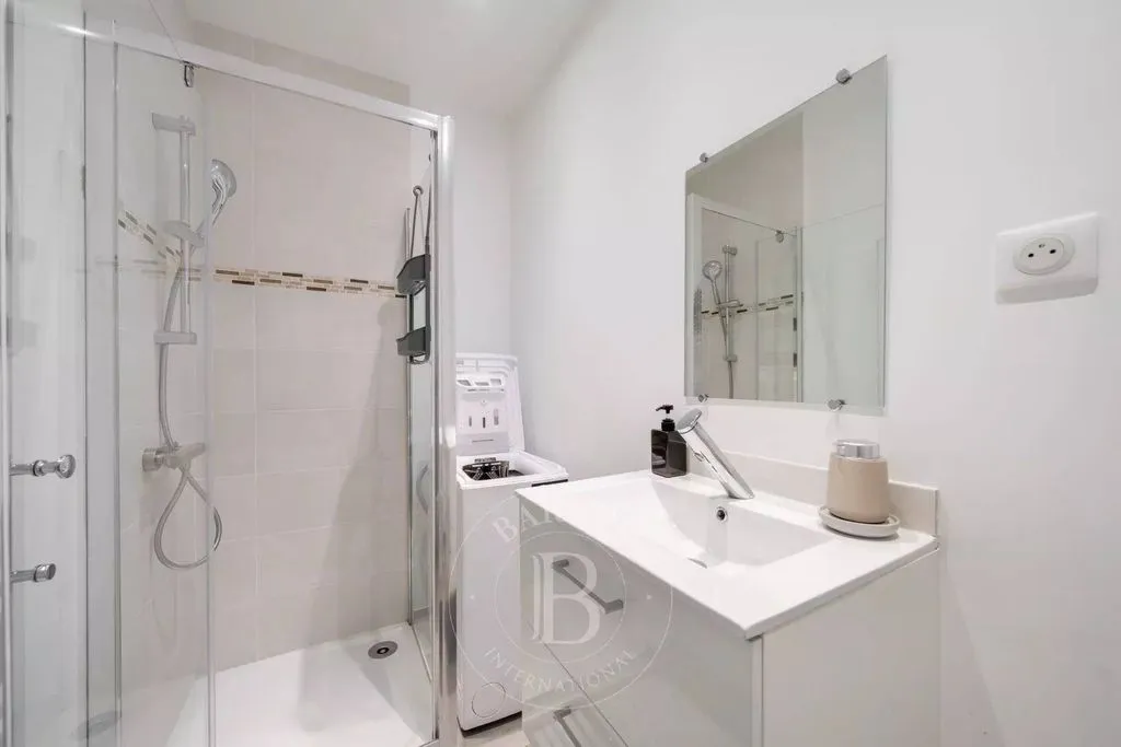 Salles de bain - Villa Moderne Vue Panoramique à Super Cannes