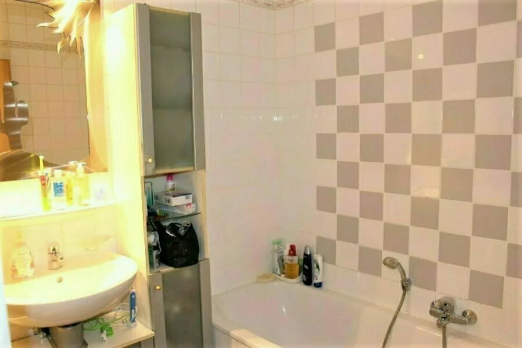 Salles de bain - Appartement Lumineux avec Parking à Luxembourg-Eich