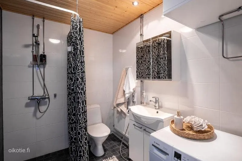 Salles de bain - Modern Studio with Balcony in Linnanmaa, Oulu