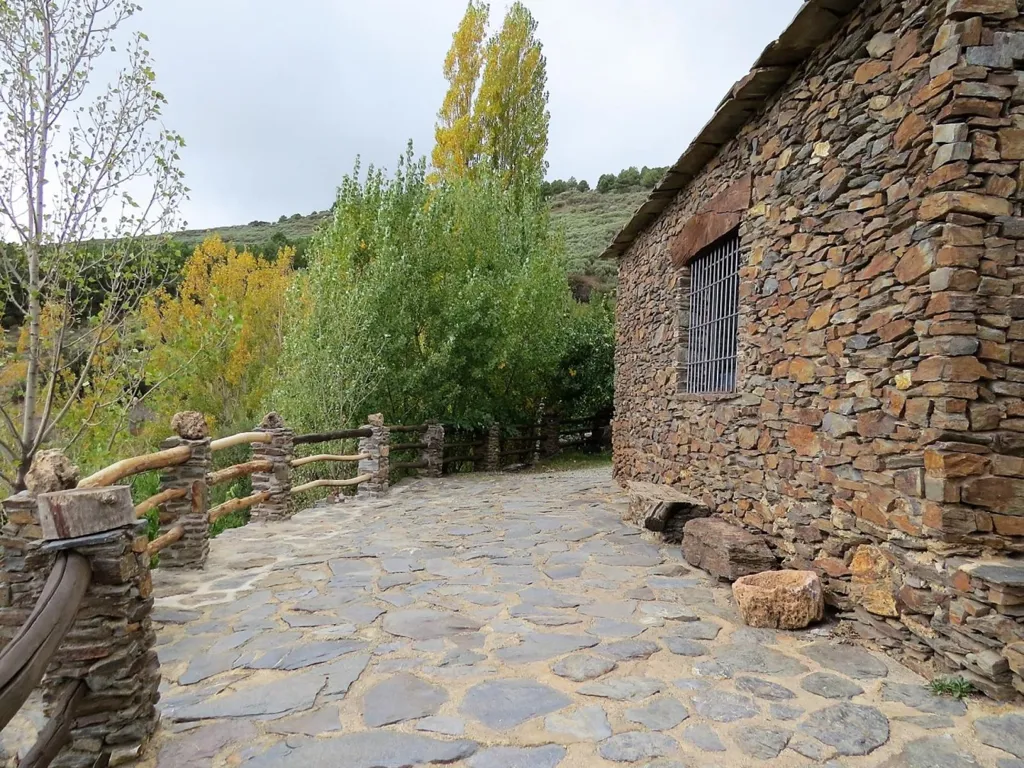 Giardino - High-Quality Mountain Cortijo with Spring in Válor