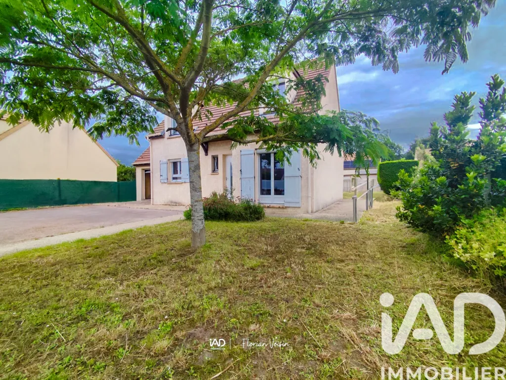 Jardin - Maison Traditionnelle avec Garage à Freneuse