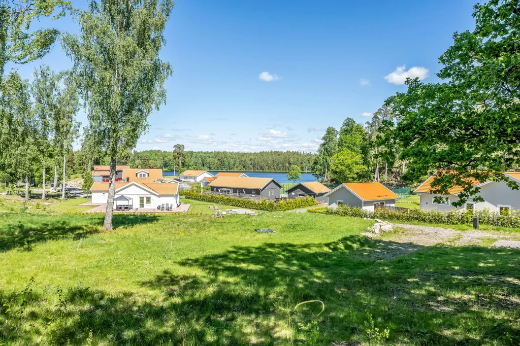 Aed - Unbuilt Plot with Lake View in Stavsjö