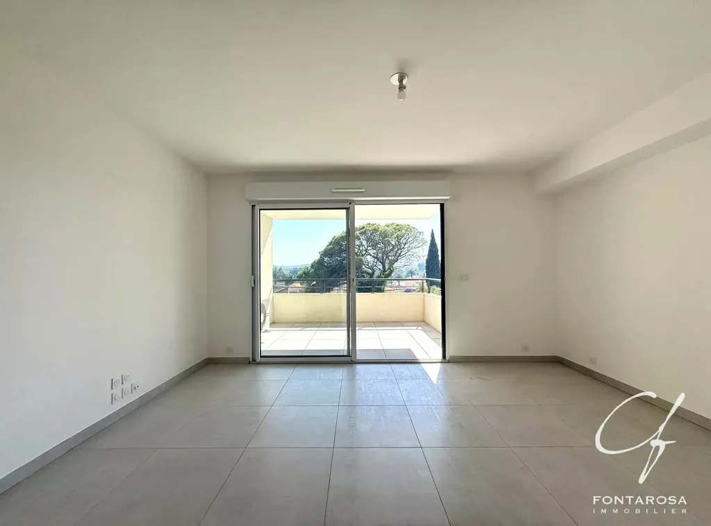 Rooms - Modern Flat with Terrace in Frejus