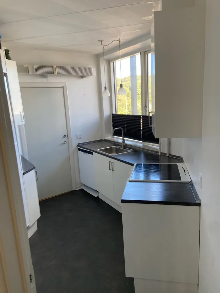 Cuisine - 2-Bed Flat with Balcony in City Centre