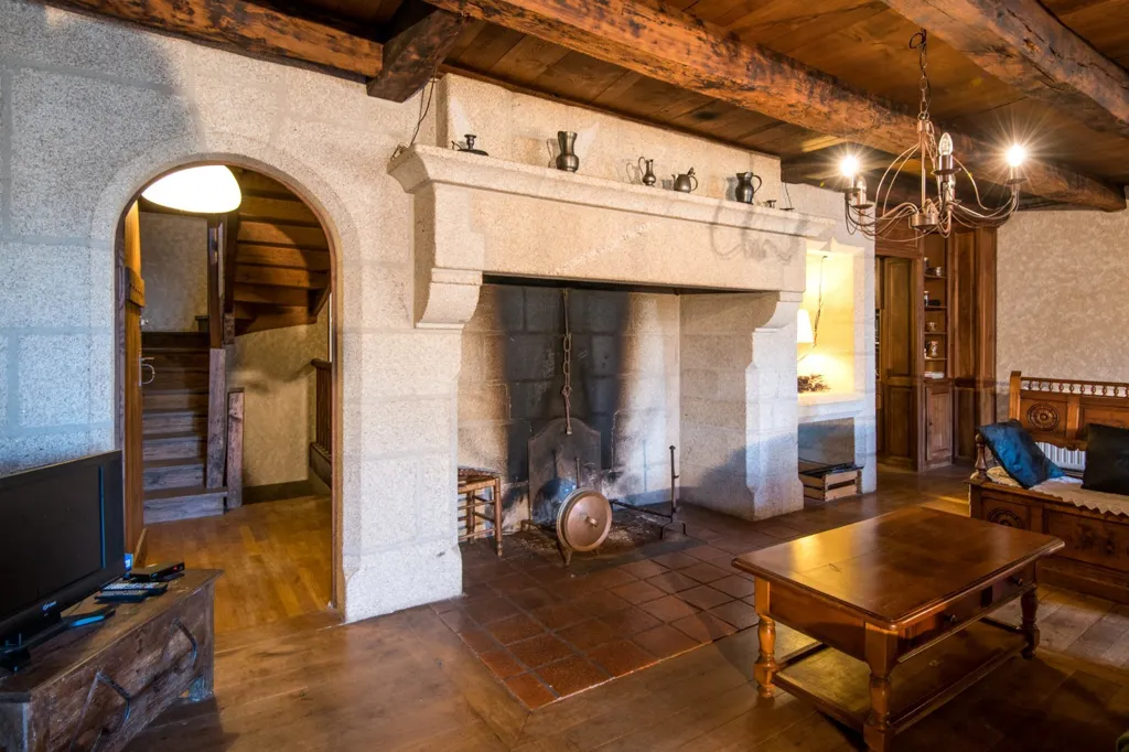 Séjour - Maison Historique sur la Place des Consuls à Bretenoux