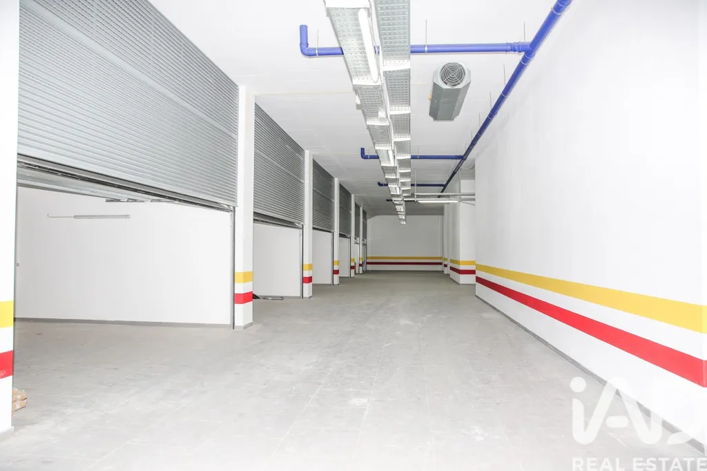 Garage - T2 Apartment with River View in Alverca