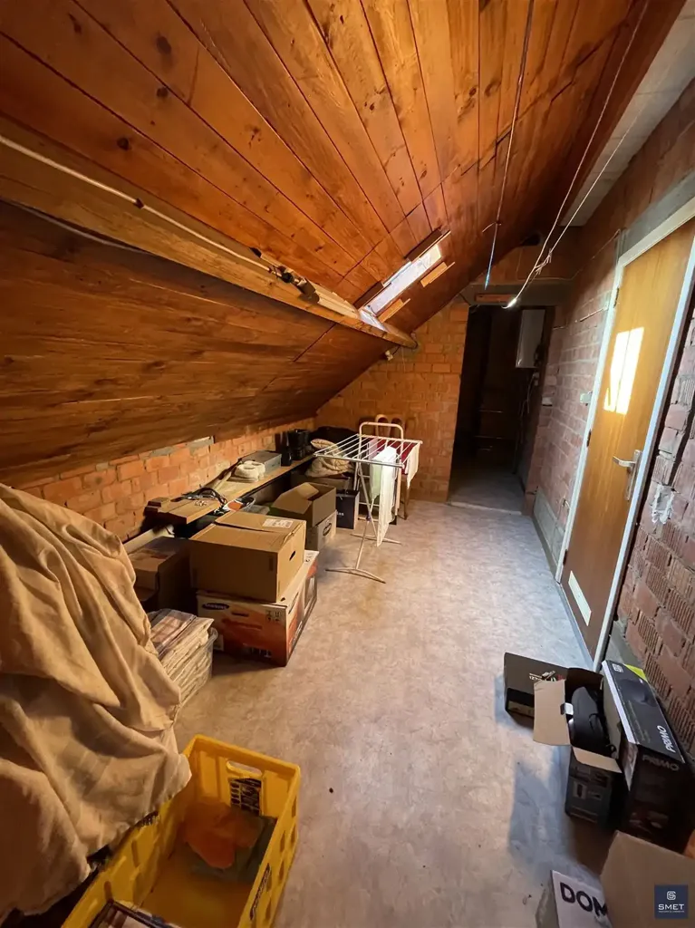 Pièces - Maison avec garage et jardin près du bois