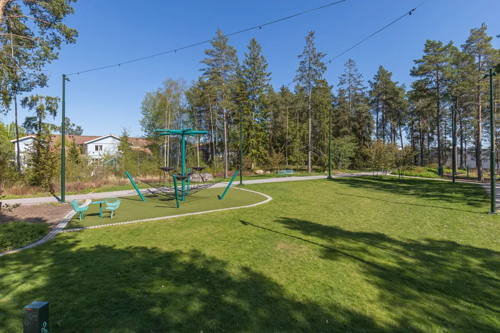 Jardin - Renovated Apartment with Balcony in Stenrösvägen