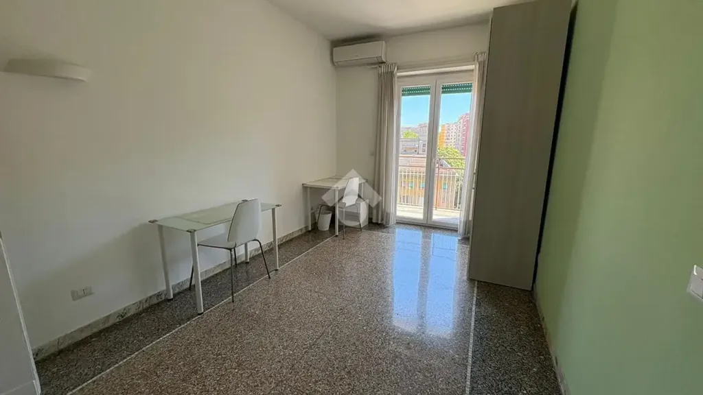 Bureau - 3-Bedroom Apartment with Balcony in Rome