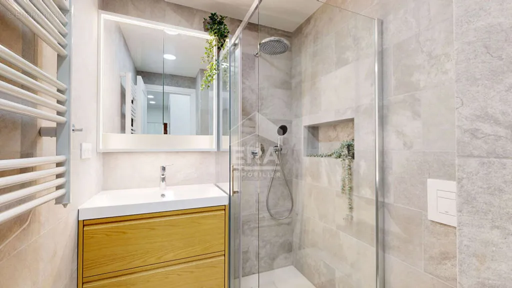 Salles de bain - Appartement Traversant avec Terrasse à Nice