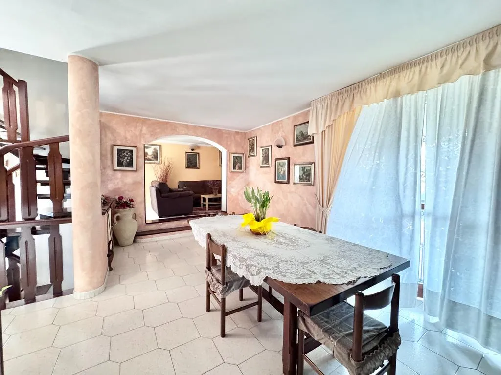 Söögituba - Corner Semi-Detached Villa with Garden in Casarile