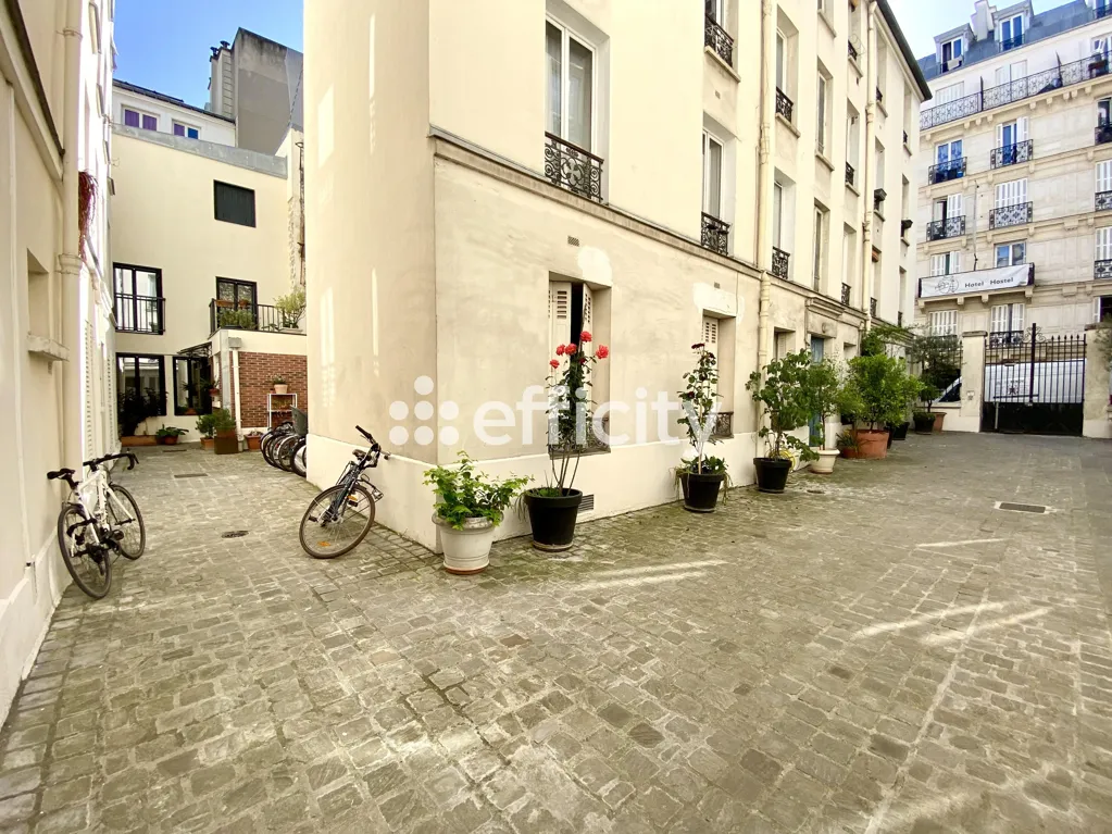 Jardin - Studio avec Cour Pavée près de l'Avenue Trudaine à Paris