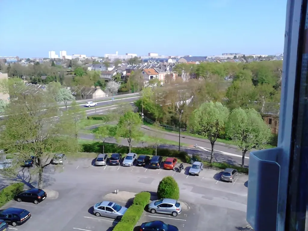 Rõdu - Furnished Flat with Balcony View in Amiens
