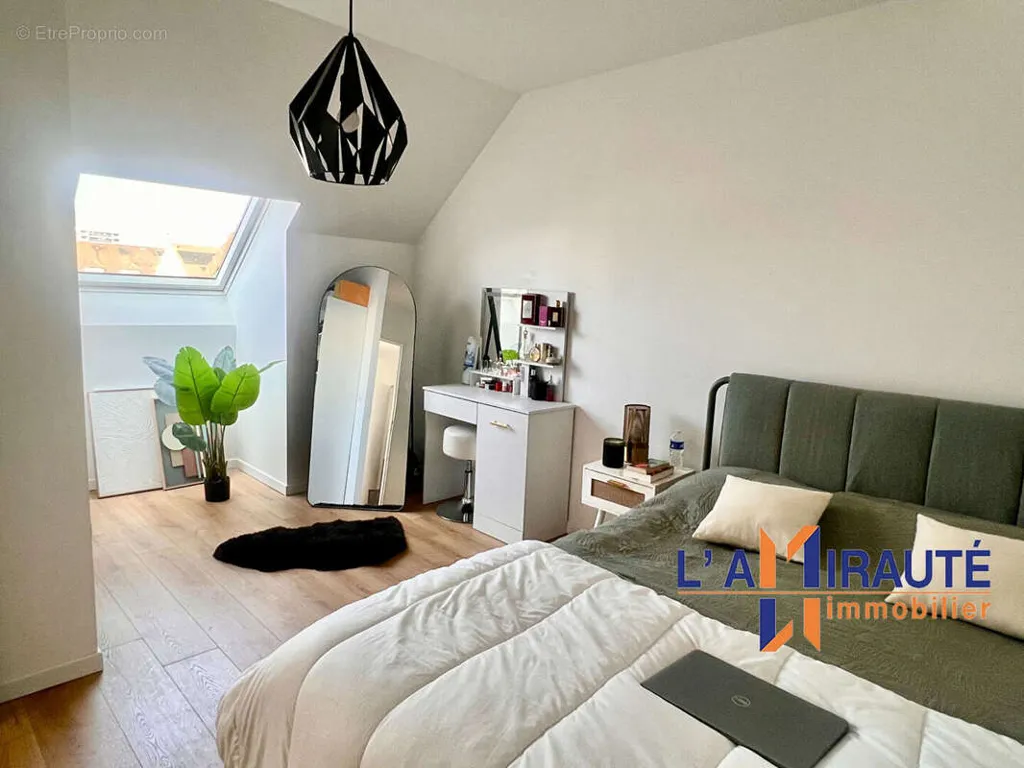 6-toaline maja asukohas Houilles