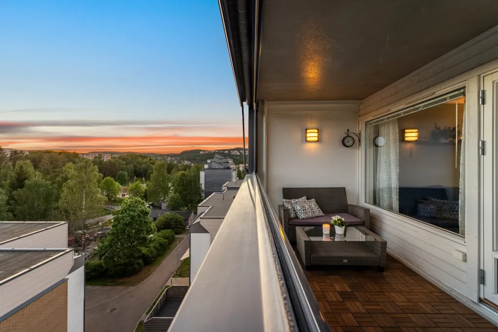 Balcone - Spacious 3-Bedroom Flat with Balconies in Furuset