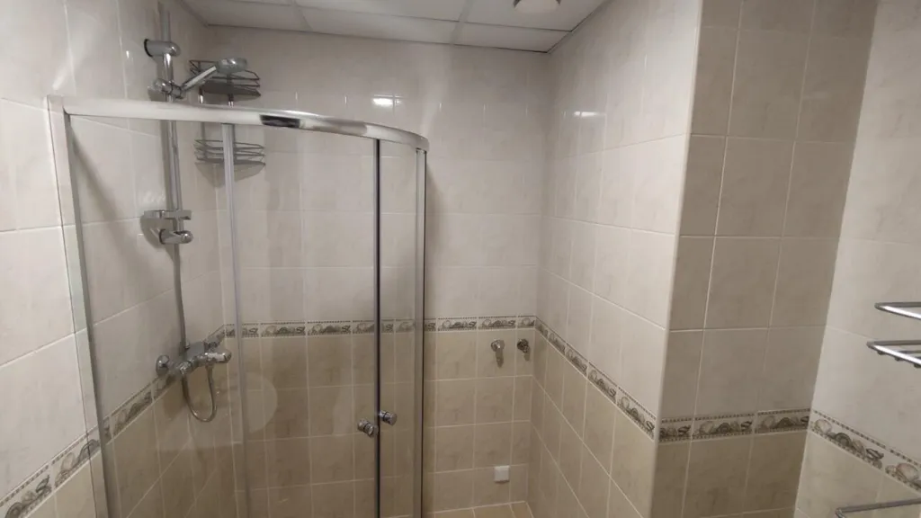Salles de bain - Two-Bedroom Apartment with Balcony in Central Location