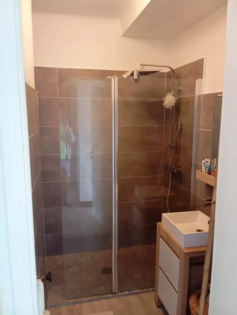 Bagni - 2-Bedroom Flat with Sea View in Cap Plateau