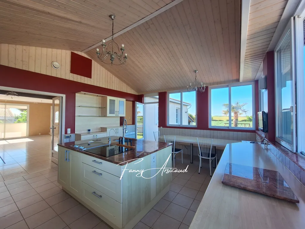 Cuisine - Maison avec Vue Mer et Piscine à Esnandes