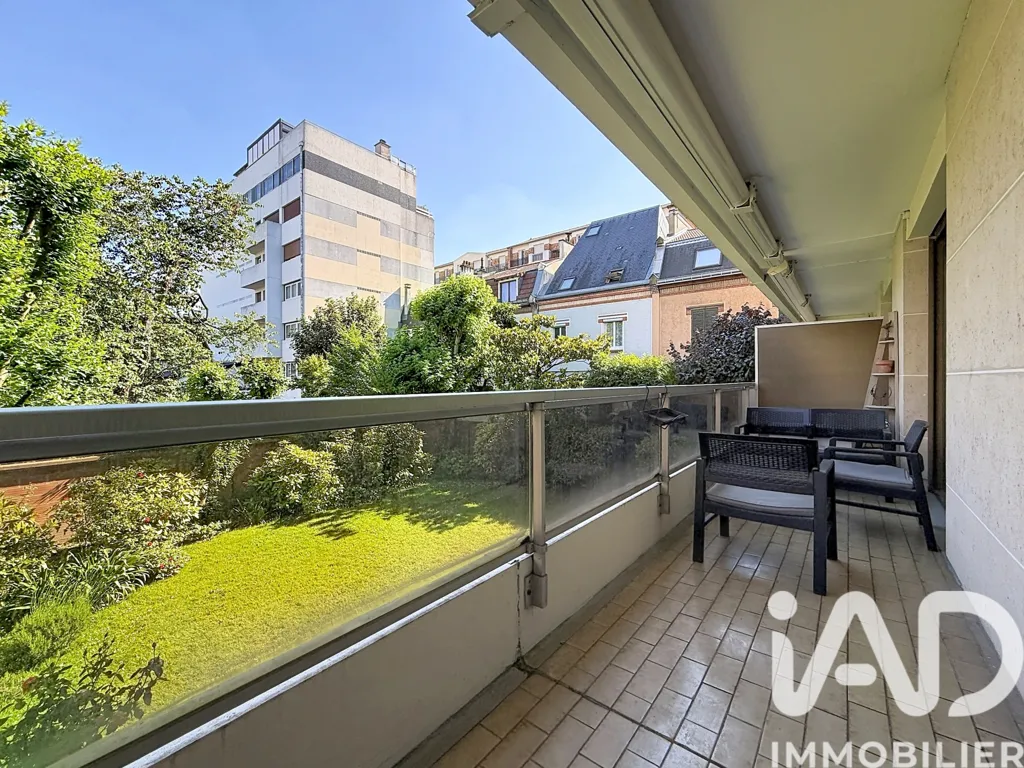 Balcon - Appartement avec Double Terrasse au Cœur de Bécon