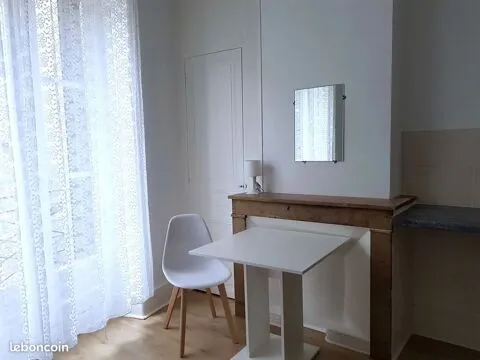 Salle à manger - Mini-Studio Meublé avec Balcon au Centre de Valence