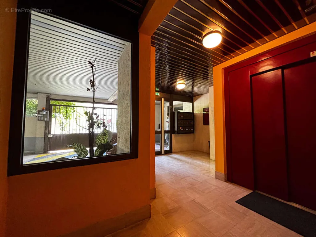 Entrée - Appartement Refait à Neuf avec Balcons au Centre-Sud d'Aulnay-sous-Bois