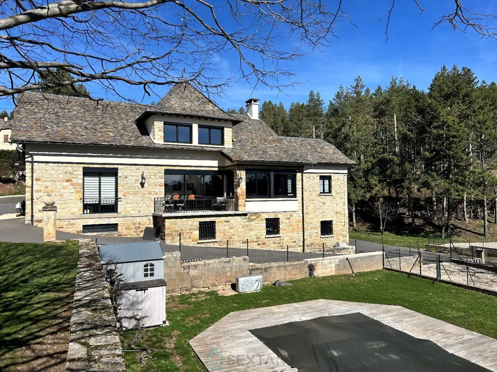 Extérieur - Propriété avec Piscine et Jardin au Cœur de la Lozère