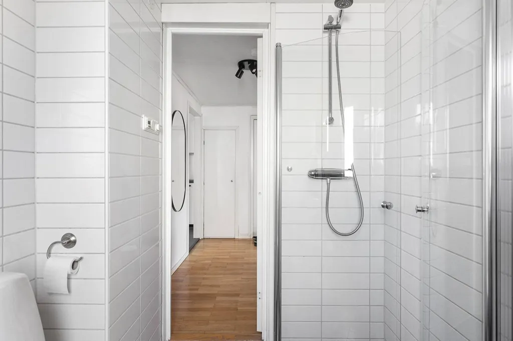 Salles de bain - Renovated Two-Bedroom Flat with West View in Surte