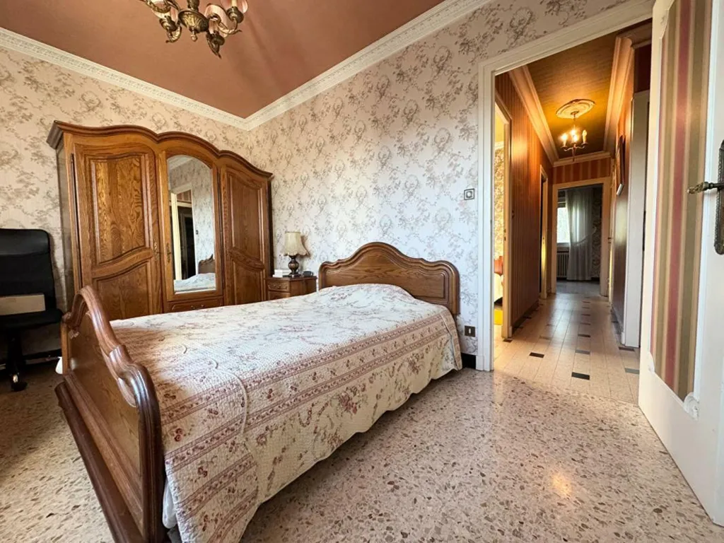 Chambres - Maison des Années 70 avec Véranda à Chassieu