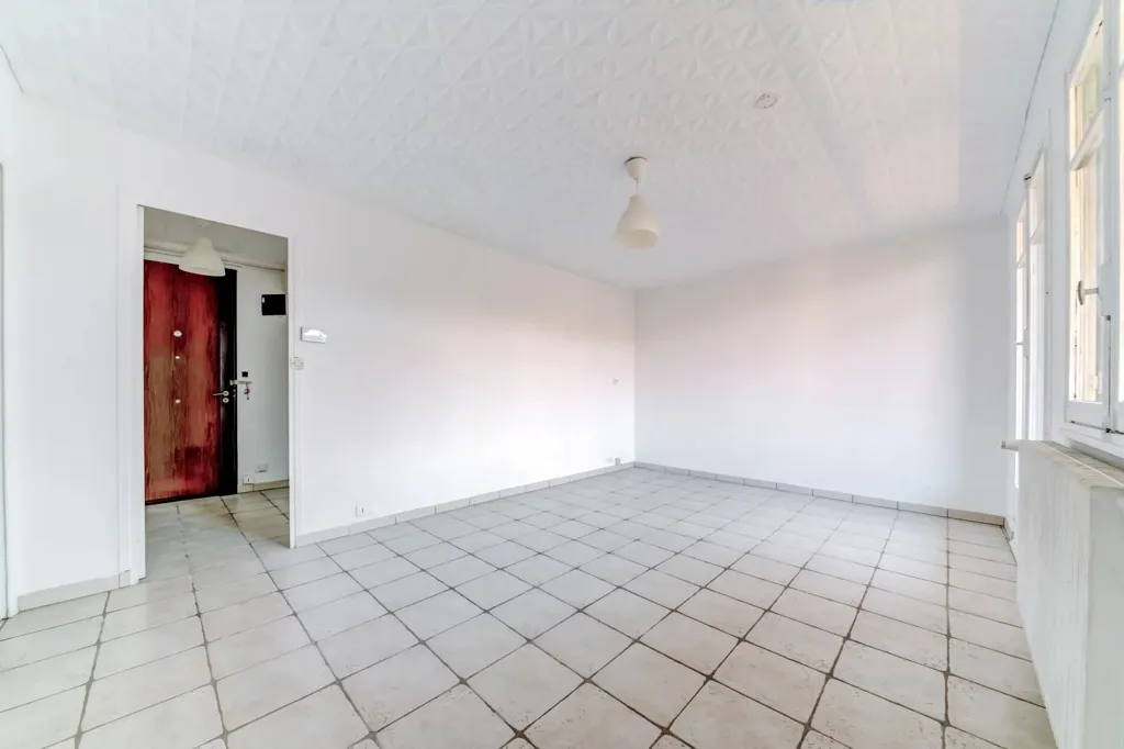 Toad - Renovated 4-Bed Flat with Balcony in Lyon 8