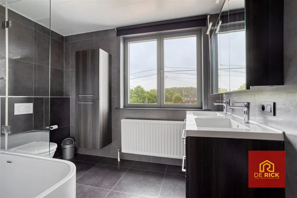 Salles de bain - Maison Moderne avec Terrasse à Hofstade
