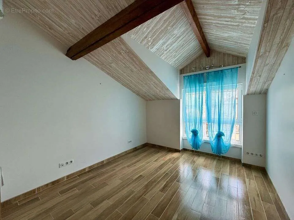 Pièces - Maison semi-individuelle avec piscine intérieure à Combs-la-Ville