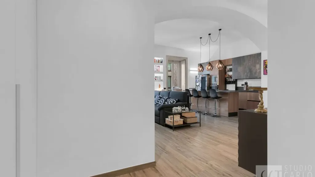 Esik - Rusticated Flat with Balcony in Milan