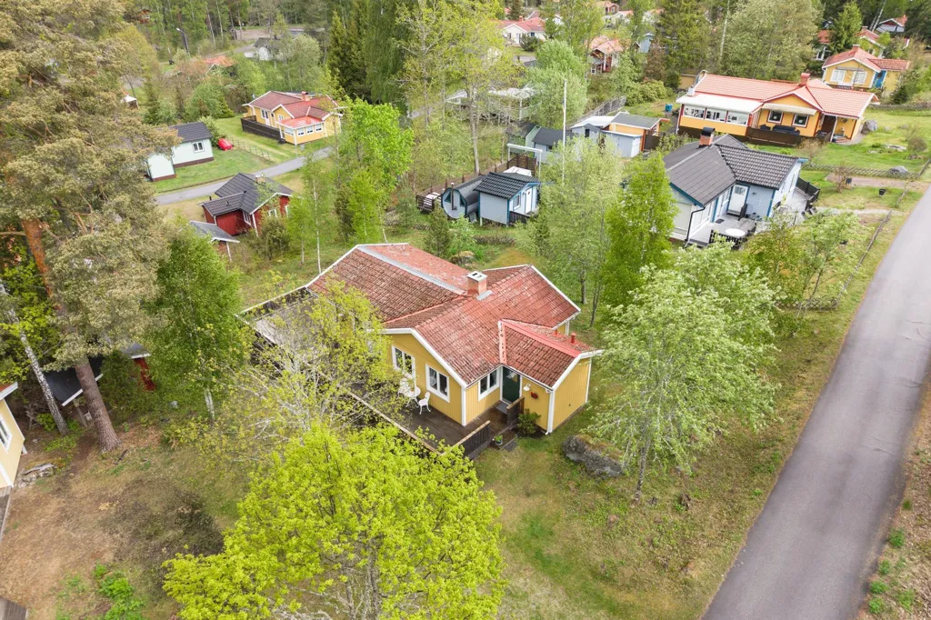 Õhuvaade - Charming Cottage with Lake View in Virserum
